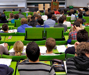 Voll besetzter Hörsaal