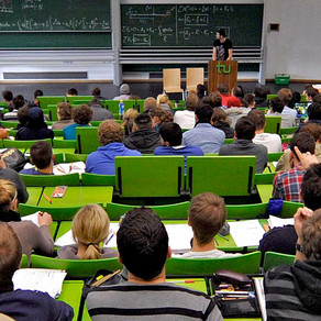 Students sit in a lecture hall in the seminar building at the Campus North.
